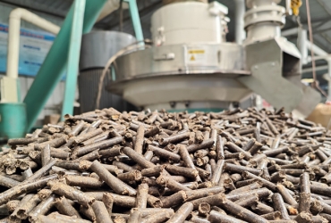 村里的廢木頭 農作物秸稈怎么辦？有木屑顆粒機，好解決